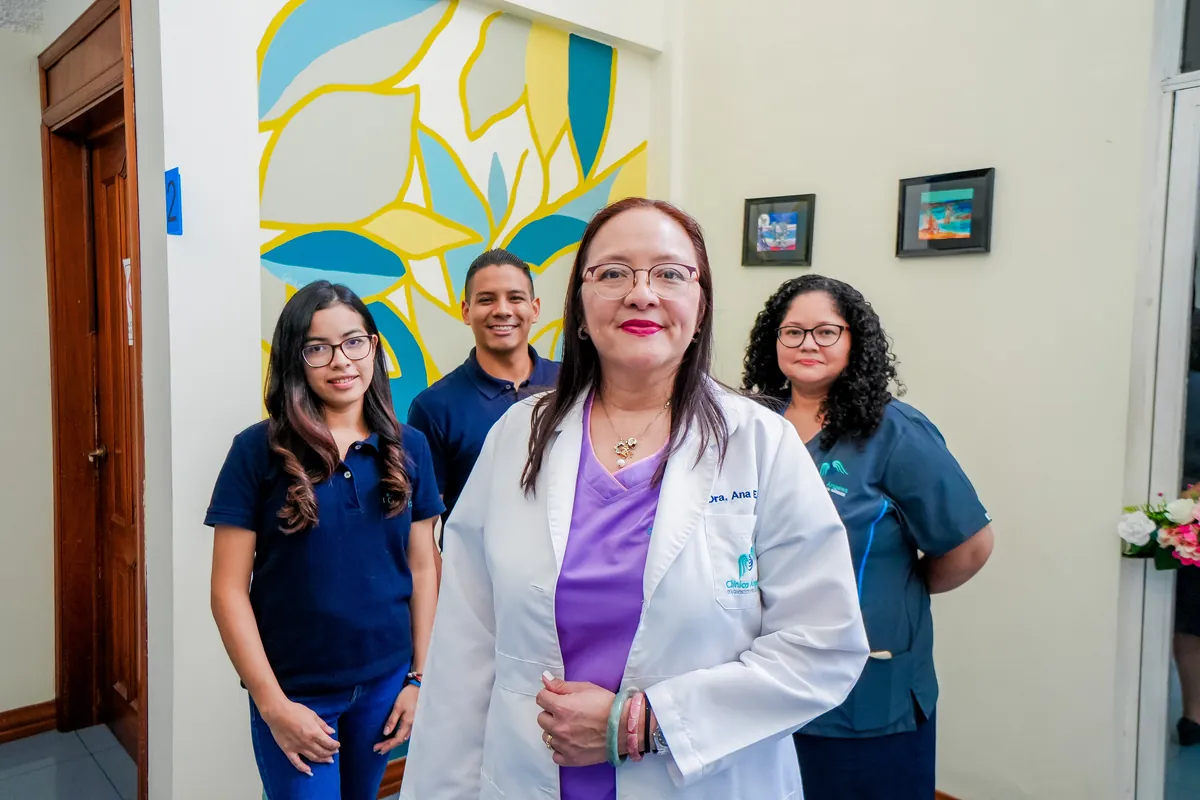 Equipo de Clínica Ángeles en el pasillo