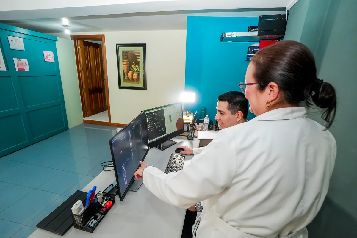 Equipo revisando un estudio en pantalla