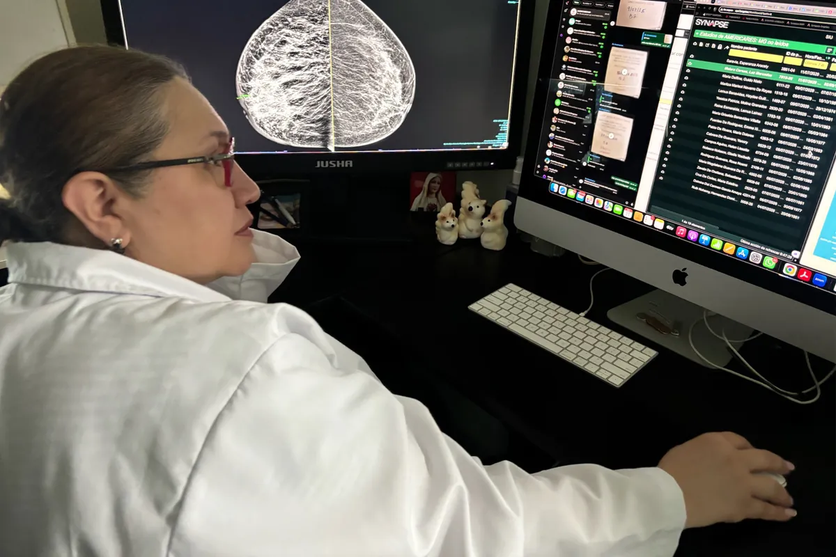 Radióloga leyendo una mamografía en su consultorio